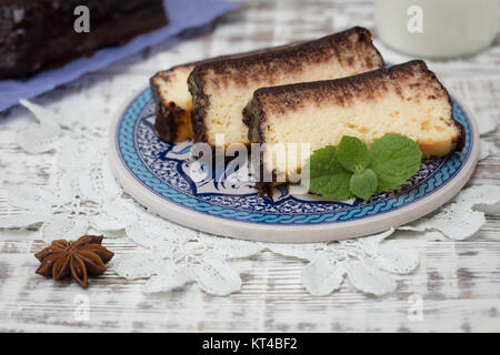 Le fromage cottage en casserole avec le chocolat. Cheese-Cake Lviv. Lvivskiy Syrnyk Cheese-Cake authentique de l'Ukraine. Banque D'Images