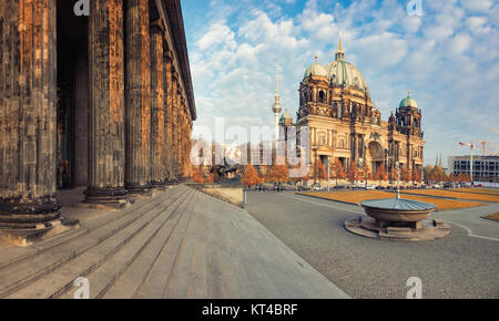 La Cathédrale de Berlin, ou Berliner Dom sur un bel après-midi à l'automne de l'escalier de l'Altes Museum. Cette image est tonique. Banque D'Images