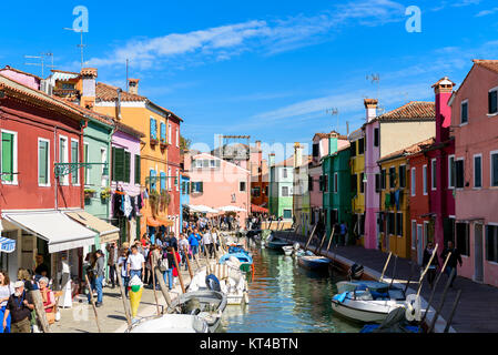 Les touristes et les maisons colorées le long du canal sur l'île vénitienne de Burano, lagune de Venise, Italie Banque D'Images