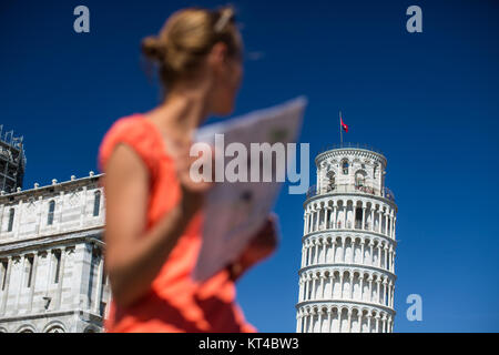 Gorgeous woman avec la carte d'admirer la Tour de Pise, Toscane, Italie (shallow DOF) Banque D'Images