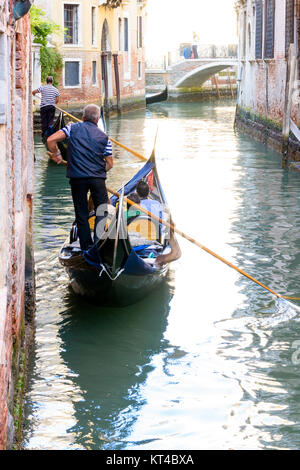 Leur voile gondoliers gondoles sur petit canal à Venise, Vénétie, Italie Banque D'Images