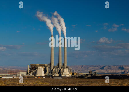 Centrale électrique, un Navajo 2250 mégawatts de la centrale à charbon net situé sur la réserve indienne Navajo, près de Page, Arizona Banque D'Images