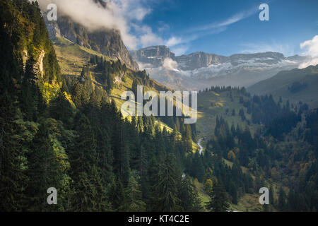 Joli paysage alpin avec de belles forêts, de hautes montagnes et vallée profonde Banque D'Images