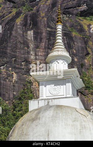 Stupa blanc montagne sacrée Adam's Peak au Sri Lanka Banque D'Images