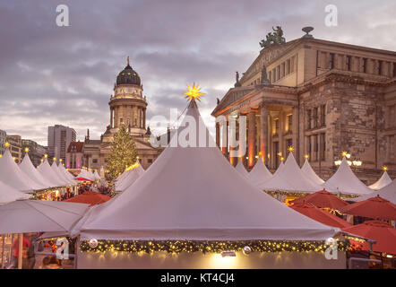 Dans Chtristmas Gandarmenmarkt marché à Berlin au début de la soirée sous ciel dramatique. Photo panoramique. Banque D'Images