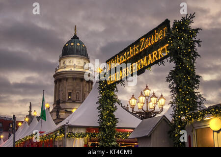 Dans Chtristmas Gandarmenmarkt marché à Berlin au début de la soirée Banque D'Images