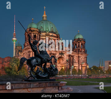 Cathédrale de Berlin dans la soirée avec Amazon Lutte contre une sculpture de Lion en face de l'Altes Museum à l'avant Banque D'Images