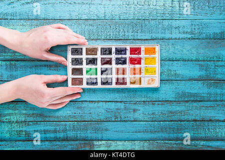 Mains tenant les peintures Banque D'Images