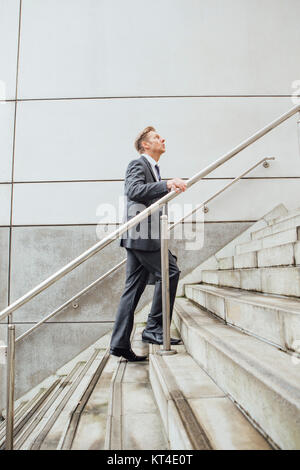 Businessman dans l'escalier Banque D'Images