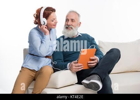 Couple using digital tablet Banque D'Images