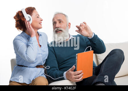 Couple using digital tablet Banque D'Images