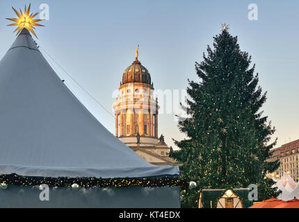 Chtristmas Gandarmenmarkt marché en fin d'après-midi à Berlin, photo panoramique. Cette image est tonique. Banque D'Images