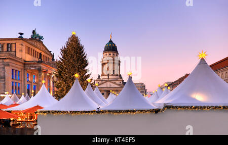 Dans Chtristmas Gandarmenmarkt marché à Berlin dans la soirée, l'image panoramique Banque D'Images