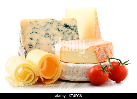 Différentes sortes de fromage isolé sur fond blanc Banque D'Images
