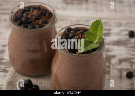 Petit-déjeuner sain ou collation du matin avec chia seeds au chocolat et bleuets. La nourriture végétarienne, concept de l'alimentation et de la santé Banque D'Images