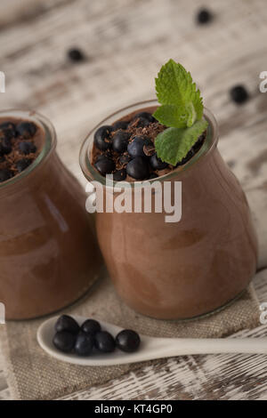 Petit-déjeuner sain ou collation du matin avec chia seeds au chocolat et bleuets. La nourriture végétarienne, concept de l'alimentation et de la santé Banque D'Images