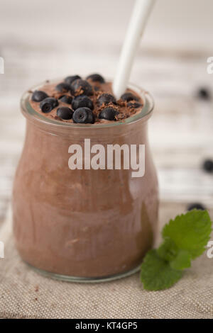 Petit-déjeuner sain ou collation du matin avec chia seeds au chocolat et bleuets. La nourriture végétarienne, concept de l'alimentation et de la santé Banque D'Images