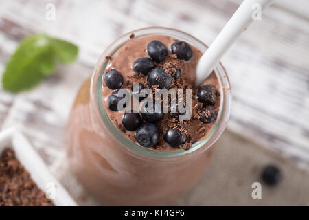 Petit-déjeuner sain ou collation du matin avec chia seeds au chocolat et bleuets. La nourriture végétarienne, concept de l'alimentation et de la santé Banque D'Images
