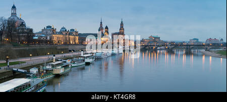 Nuit panorama de la vieille ville de Dresde avec reflets dans la rivière de l'Elbe et les navires à passagers Banque D'Images