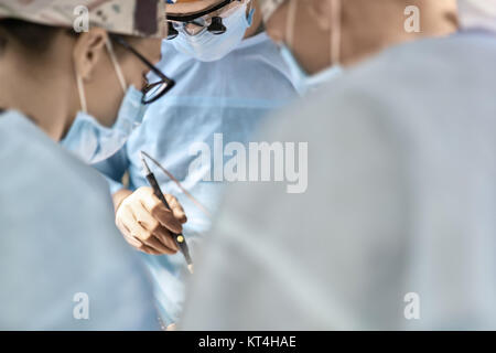 Chirurgiens en salle d'opération Banque D'Images