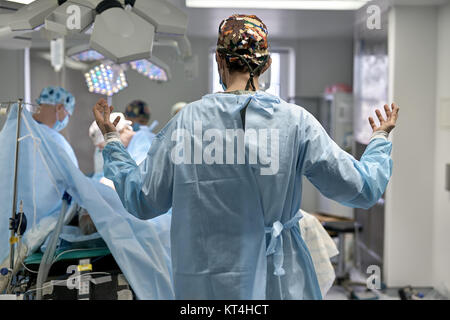 Les médecins en salle d'opération Banque D'Images