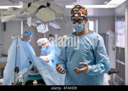 Les médecins en salle d'opération Banque D'Images