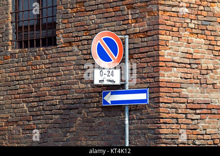 No parking sign sur une vignetted vieux mur de briques. Banque D'Images