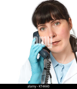 Femme médecin parler au téléphone ressemble à l'appareil photo, photo isolé sur blanc. Composition d'angle, l'espace pour votre texte Banque D'Images