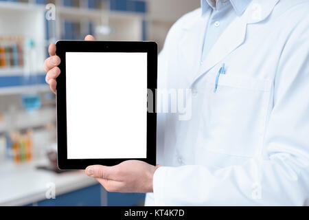 Close-up vue partielle de médecin in lab coat showing digital tablette avec écran vide Banque D'Images