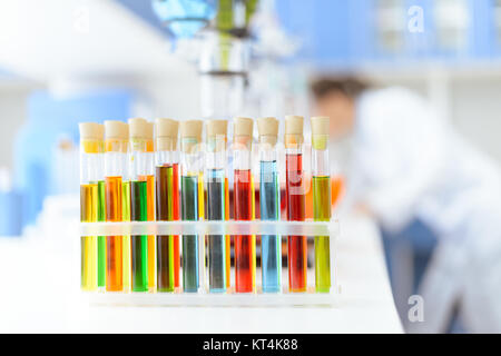 Vue rapprochée de tubes à essai à blanc sur les réactifs de laboratoire table Banque D'Images