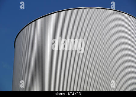 Les silos de stockage contre le ciel bleu pour le traitement de la bière Banque D'Images