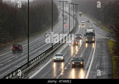 Automobile tourisme en direction est sur l'autoroute M4, près de Port Talbot Banque D'Images