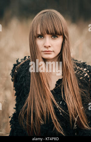 Portrait d'art de belle fille sérieuse. gorgeous brunette girl, portrait à l'automne à l'extérieur. Vogue fashion style portrait de jeune jolie fille avec de longs cheveux bouclés.brunette girl looking at camera Banque D'Images