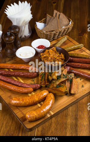 Assortiment de saucisses chaudes servant sur planche de bois Banque D'Images