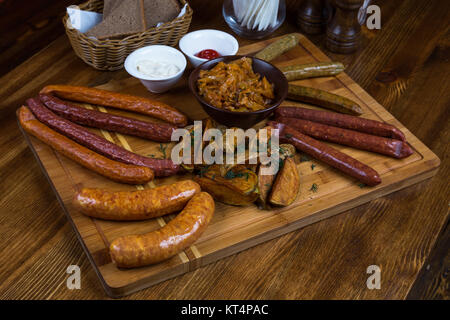 Assortiment de saucisses chaudes servant sur planche de bois Banque D'Images