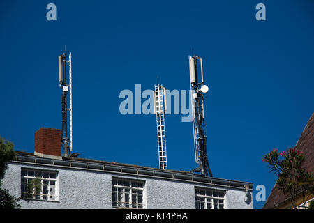 Mâts de télécommunication radio mobiles sur un toit en Styrie Banque D'Images