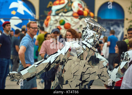 Bucarest, Roumanie - 29 mai 2014 : apparition spectaculaire avec la famille miroir (haut) au cours de l'événement affiche B-Fit International Street Theatre Festi Banque D'Images