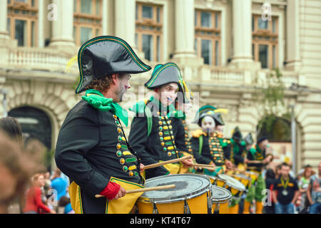 Bucarest, Roumanie - 29 mai 2014 : Parade, loud tambours et rythmes sauvages avec les tambours (Transe Express) au cours de la B-Fit Stree International Banque D'Images