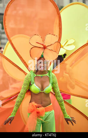 Bucarest, Roumanie - 29 mai 2014 : danseuse exotique en costume de carnaval coloré effectue les fleurs géantes montrer lors de la B-Fit St International Banque D'Images