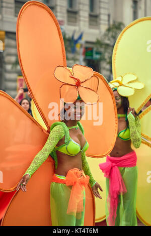 Bucarest, Roumanie - 29 mai 2014 : danseuses exotiques dans des costumes de carnaval coloré présenter les fleurs géantes montrer lors de la B-Fit S International Banque D'Images