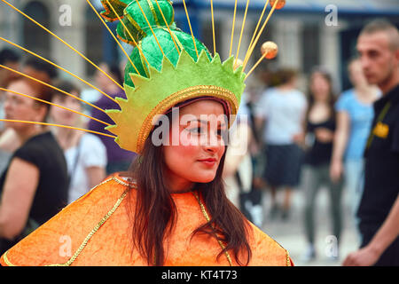 Bucarest, Roumanie - 29 mai 2014 : Portrait of Caucasian danseuse exotique dans l'exécution de l'ensemble du carnaval éclatantes fleurs géant montrer lors de la B- Banque D'Images