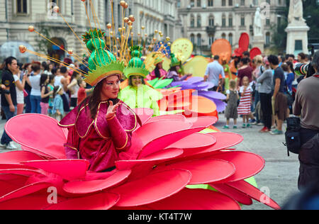 Bucarest, Roumanie - 29 mai 2014 : danseuses exotiques dans de grands costumes colorés présentent les fleurs géantes montrer lors de la B-Fit Stre International Banque D'Images