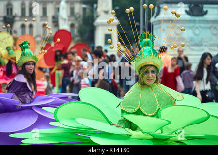 Bucarest, Roumanie - 29 mai 2014 : danseuses exotiques dans de grands costumes colorés présentent les fleurs géantes montrer lors de la B-Fit Stre International Banque D'Images