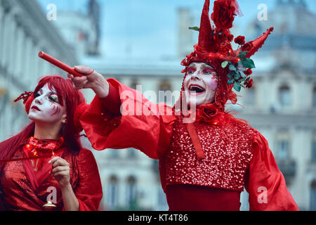 Bucarest, Roumanie - 29 mai 2014 : Les coeurs rouges montrent des artistes de la société au cours de la paillette Mademoiselle B-Fit International Street Banque D'Images