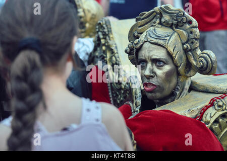 Bucarest, Roumanie - 29 mai 2014 : l'actrice agissant en tant qu'ornement de table Baroque interagit avec les personnes dans le canapé show de Tukkers Connexion au cours de Banque D'Images