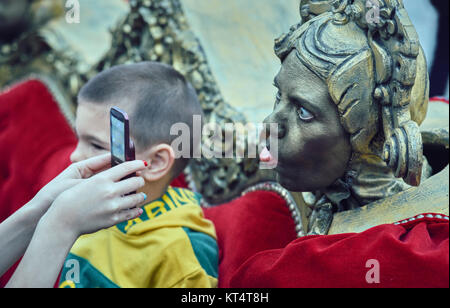 Bucarest, Roumanie - 29 mai 2014 : l'actrice agissant en tant qu'ornement de table Baroque sort la langue les enfants prendre des photos tout au long de la Canapé show durin Banque D'Images