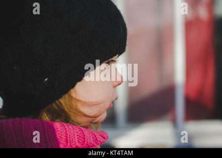 Close up of a toddler's face portant un chapeau d'hiver. Banque D'Images