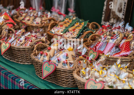 Gingerbread hearts dans wicked panier à Budapest le marché de Noël. Banque D'Images