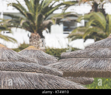 Détail de tissus au-dessus des parasols sur la plage de lignes à Chypre. Banque D'Images