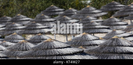 Détail de tissus au-dessus des parasols sur la plage de lignes à Chypre. Banque D'Images